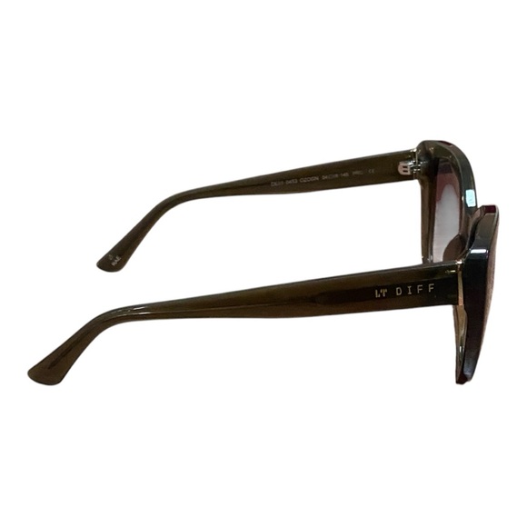 Diff Eyewear Rae Cat-Eye Sunglasses. Color: Olive - Picture 4 of 4